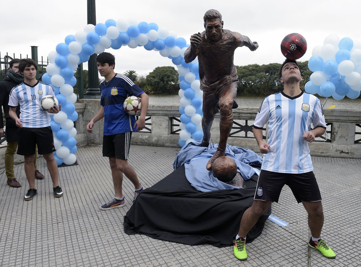 Una estatua en honor a Messi fue ingaugurada este martes en el Paseo de la Gloria en Buenos Aires. (Foto Prensa Libre: AFP).