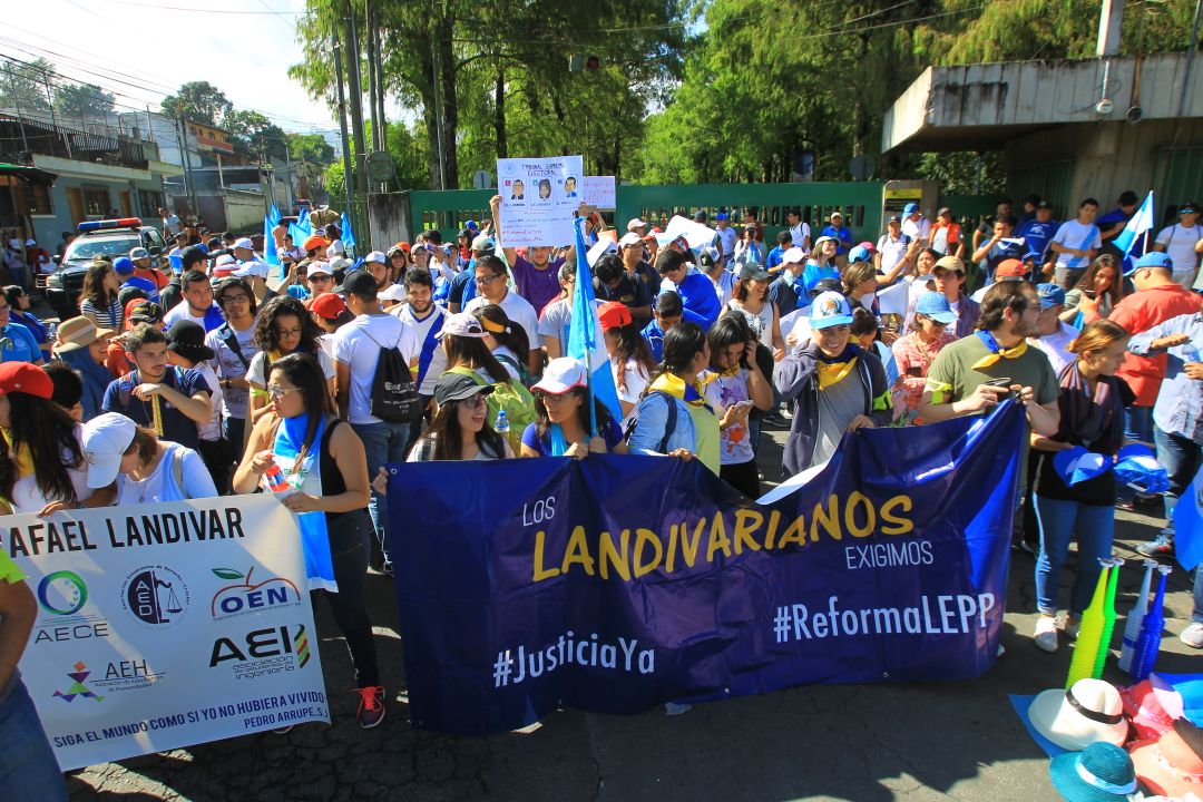 Estudiantes de las universidades de San Carlos y Rafael Landivar ya se preparan para la marcha, también se anunció que se  unirían los de la Universidad Mariano Gálvez.