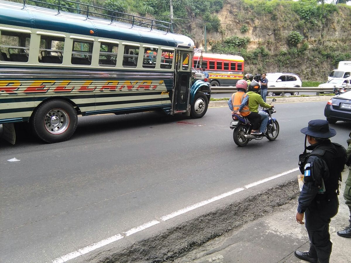 Un nuevo ataque armado contra un piloto de autobus extraurbano se registró hoy (Foto Prensa Libre: Bomberos Municipales de Mixco).