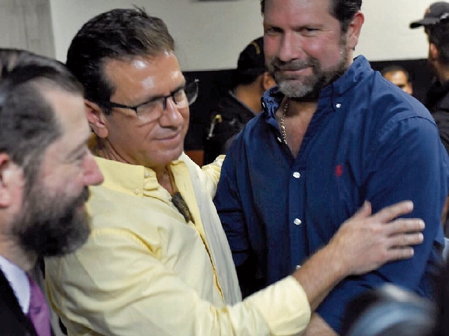 Francisco José y José Estuardo Valdés Paiz, luego de la audiencia de mayo, cuando se resolvió la clausura provisional del caso en su contra. (Foto Prensa Libre: Hemeroteca PL)