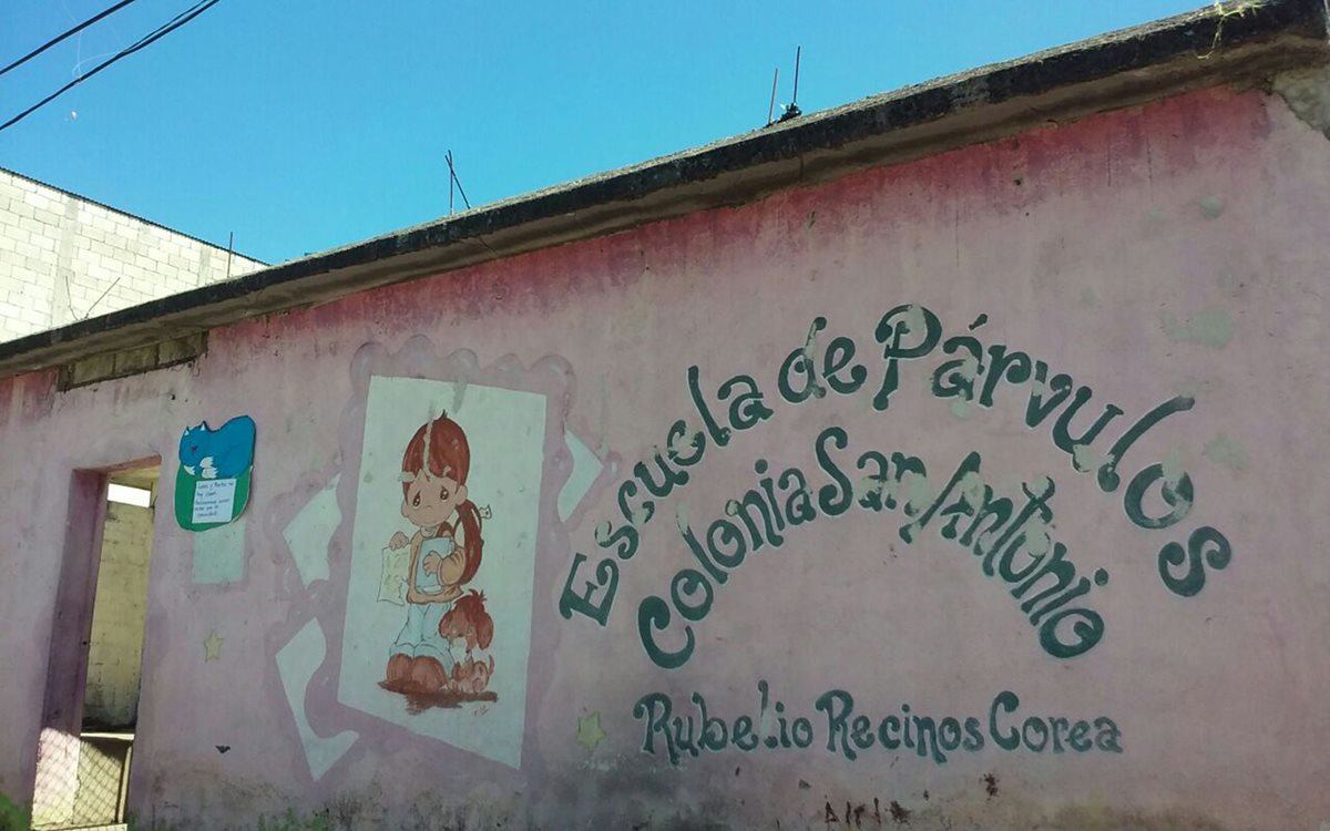 Fachada de la escuela que fue robada este martes en Barberena, Santa Rosa. (Foto Prensa Libre: Oswaldo Cardona)