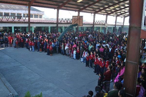 Padres  de familia  y  estudiantes escuchan la  información  de falta   de  maestros.