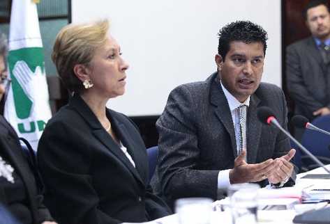 Rita Claverie, viceministra de Relaciones Exteriores, y    Rudy Gallardo, director del Renap,  durante una citación en el Congreso.