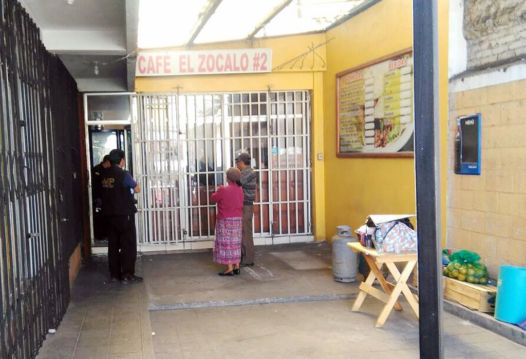 Fiscales del MP inspeccionan restaurante saqueado, a dos cuadras de la PNC, en Xelajú. (Foto Prensa Libre: Carlos Ventura)