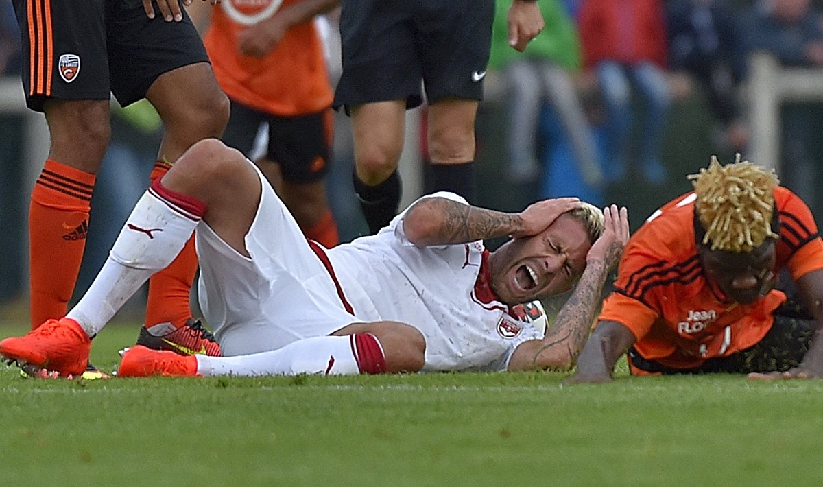 El momento en el que sufre la lesión Jérémy Ménez que le causa un corte en la oreja derecha. (Foto Prensa Libre: AFP)