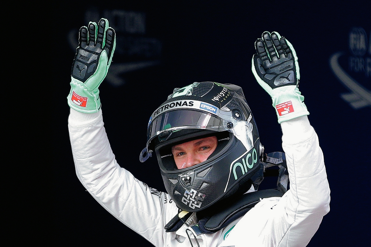 Hamilton celebra al terminar el circuito de este sábado. (Foto Prensa Libre AP)
