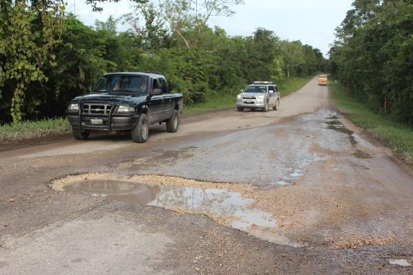 Carretera entre la aldea Paxcamán y el cruce a la comunidad El Remate, en  Flores, Petén, está deteriorada.