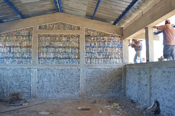 Interior  de una de las aulas que se construyen con ecoladrillos.