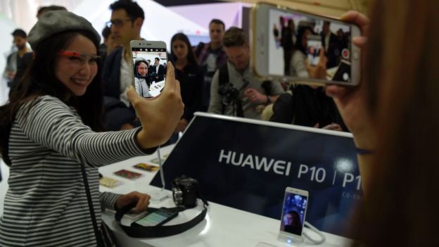 El nuevo terminal de Huawei cuenta con doble cámara Leica y es capaz de grabar video en 4K. (GETTY IMAGES)