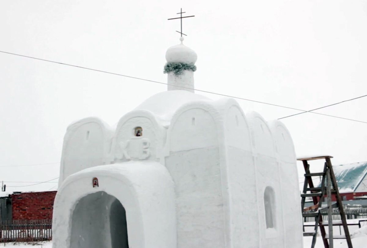 Panorámica de la iglesia de nieve construida en Sosnovka, Rusia. (Foto Prensa Libre: AP).