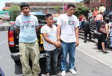 Tres hombres fueron capturados cuando asaltaban un bus de la ruta 40, en la zona 8. (Foto Prensa Libre: PNC)