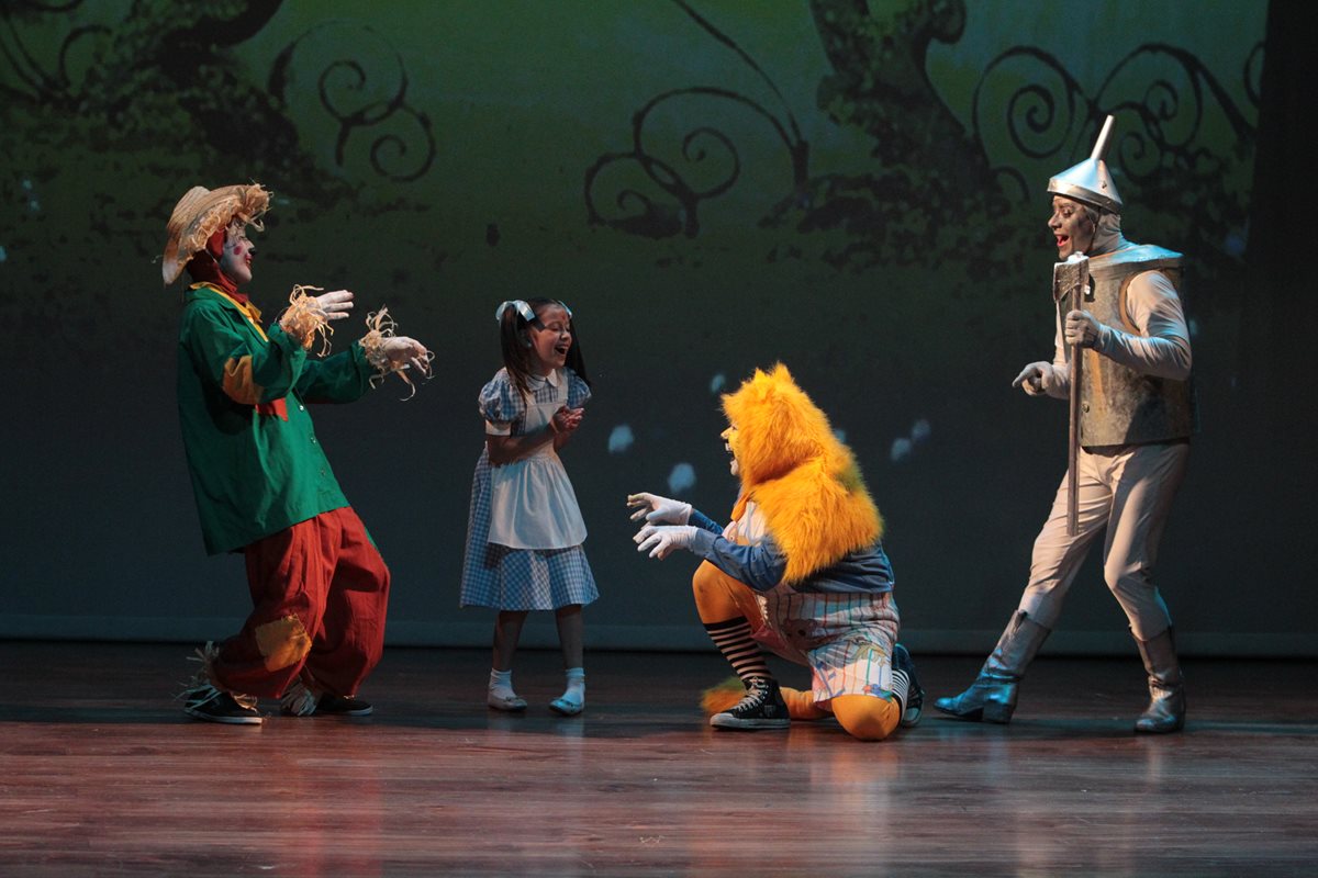 En su camino hacia el reino de Oz, Dorotea encuentra personajes singulares. (Foto Prensa Libre: Edwin Castro).