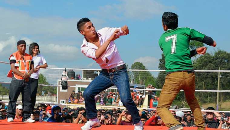 Los organizadores instalan un cuadrilátero y delegan árbitros para las peleas. (Foto Prensa Libre: Édgar Domínguez)