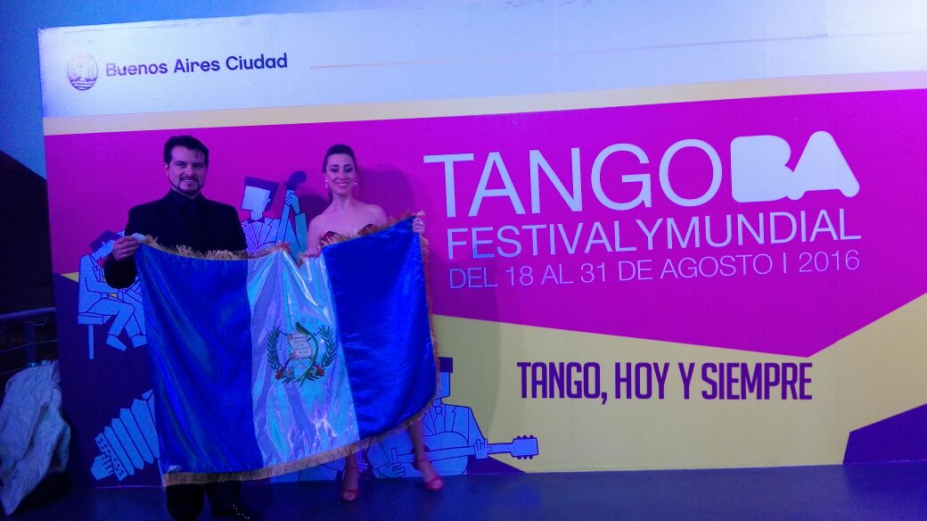 Víctor Melchor (Guatemala) y Rocío Trkman (Argentina) participan en el Mundial de tango, que se celebra en Argentina. (Foto Prensa Libre: Cortesía GuatemalaTango)