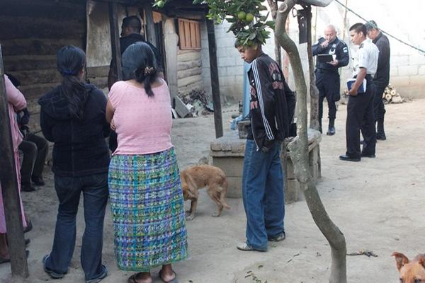 Familiares observan el lugar donde fue encontrado el cadáver de Sonia Nohemí Rincón, en Chimaltenango. (Foto Prensa Libre: Víctor Chamalé)