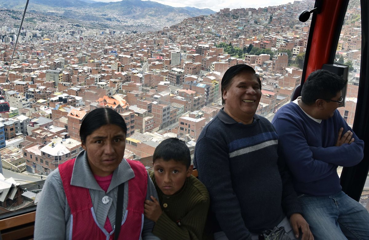 La red de teleféricos que recorrerán barrios populosos al norte de la ciudad, la zona este y las exclusivas zonas al sur de La Paz estarán concluidas en el 2019. (Foto Prensa Libre: AFP).