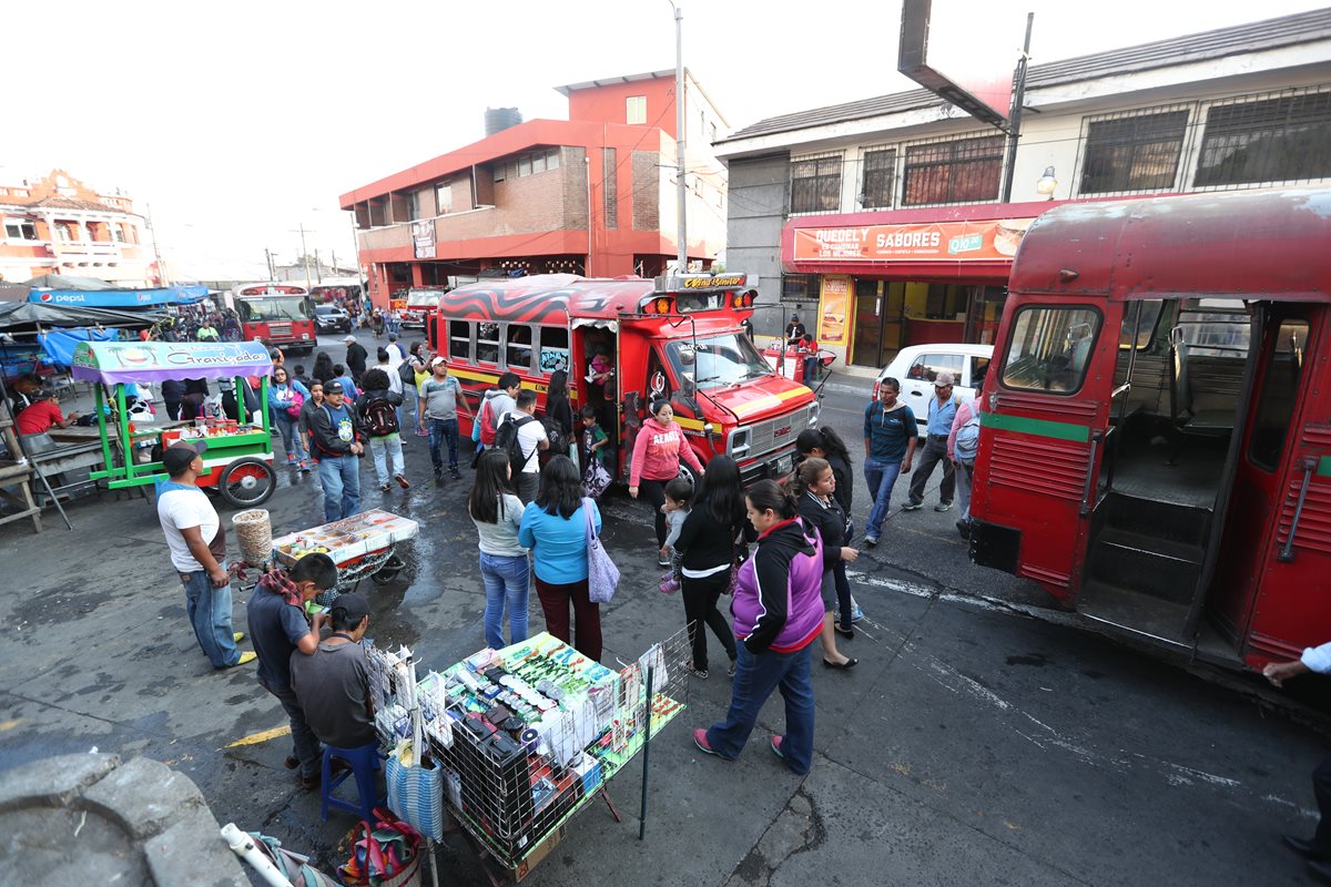 Ventas ambulantes y paradas de buses no establecidas fomentan el desorden y atascos vehiculares en el centro de Mixco. (Foto Prensa Libre: Esbin García)