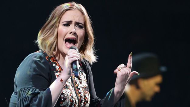 La cantante británica Adele se sometió a una cirugía láser para tratar la hemorragia que tenía en una de sus cuerdas vocales. PA