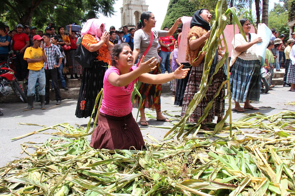 Campesinas protesta frente a la Gobernación de Alta Verapaz para denunciar supuestos abusos de pobladores. (Foto Prensa Libre: Eduardo Sam).