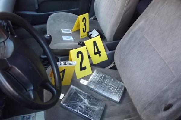 dos kilos de droga fueron hallados  en auto.