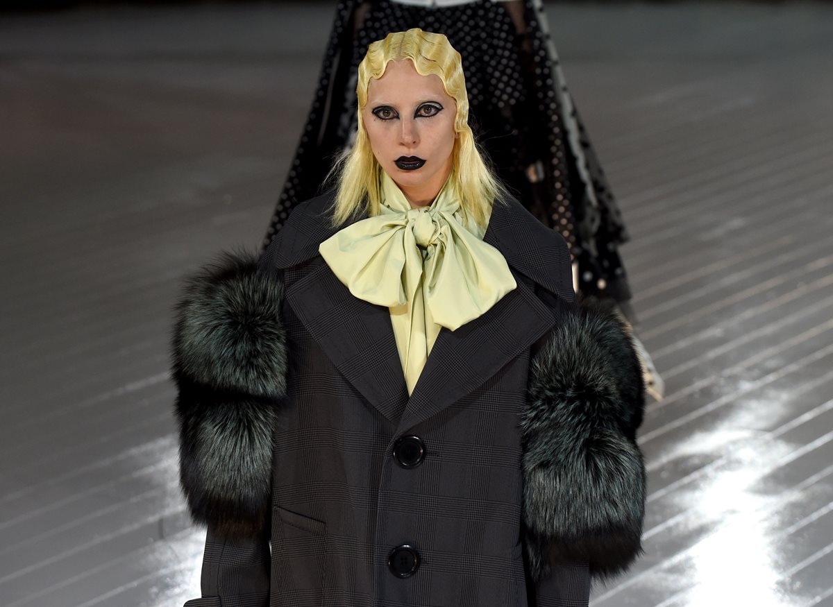 Lady Gaga apareció en la pasarela del diseñador Marc Jacobs. (Foto Prensa Libre: AFP)