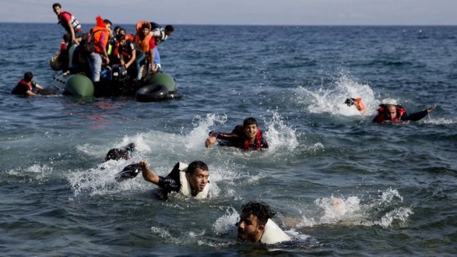 Migrantes mueren al naufragar embarcaciones. (Foto Prensa Libre: AP)