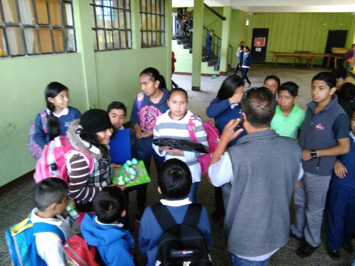 Los padres de los estudiantes llegaron al centro educativo a recoger a sus hijos, la Policía confirmó que todo fue una falsa alarma. (Foto Prensa Libre: Estuardo Paredes)