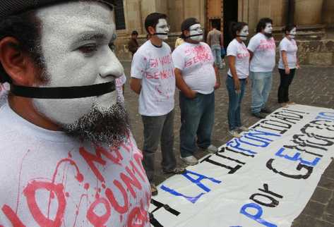 Organizaciones SOCIALES  se manifiestan frente a la Catedral Metropolitana  en repudio de  la suspensión del juicio por genocidio contra Efraín Ríos Montt.