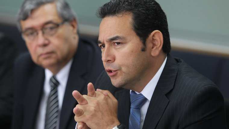 Jimmy Morales explica su plan de Gobierno, al fondo el candidato a la vicepresidencia Jafeth García. (Foto Prensa Libre: Esbin García)