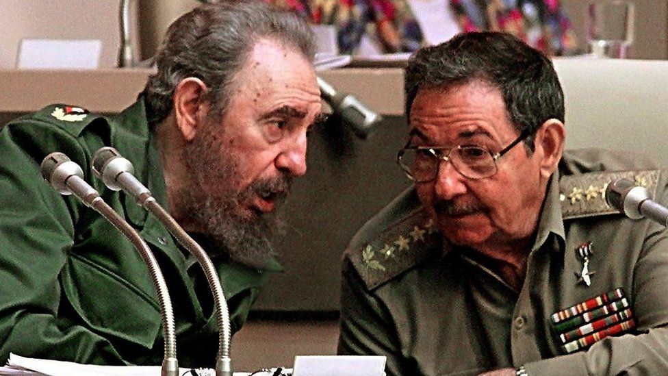 El mandatario cubano junto a su hermano en una sesión de la Asamblea Nacional del Poder Popular, el 20 de diciembre de 1999. Raúl estaba al mando de las Fuerzas Armadas. ADALBERTO ROQUE/AFP/GETTY IMAGES