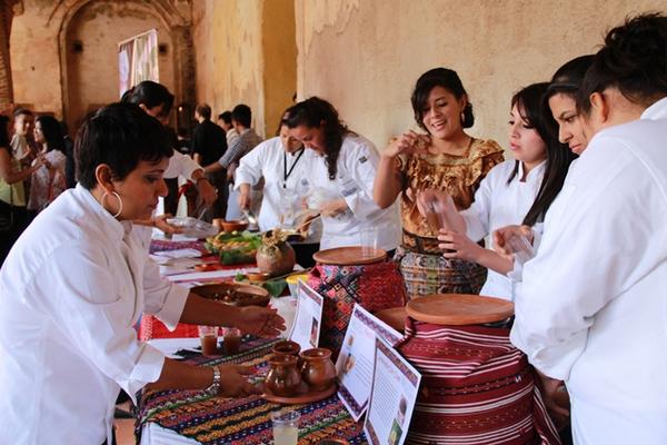 Estudiantes de la carrera de Administración Hotelera participan en la Jornada Gastronómica realizada en Antigua Guatemala. (Foto Prensa Libre: Miguel López)<br _mce_bogus="1"/>