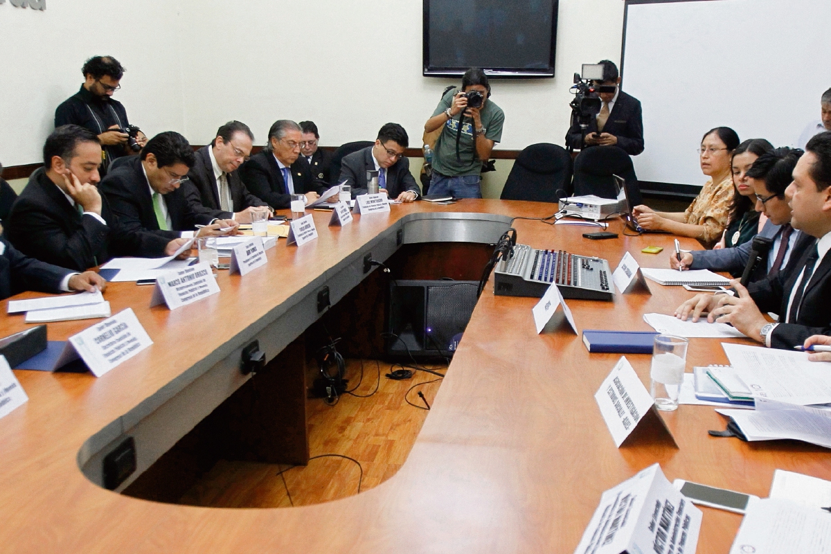 La reunión entre diputados y funcionarios del Ejecutivo fue en un hotel de la ciudad colonial. (Foto Prensa Libre: Paulo Raquec)