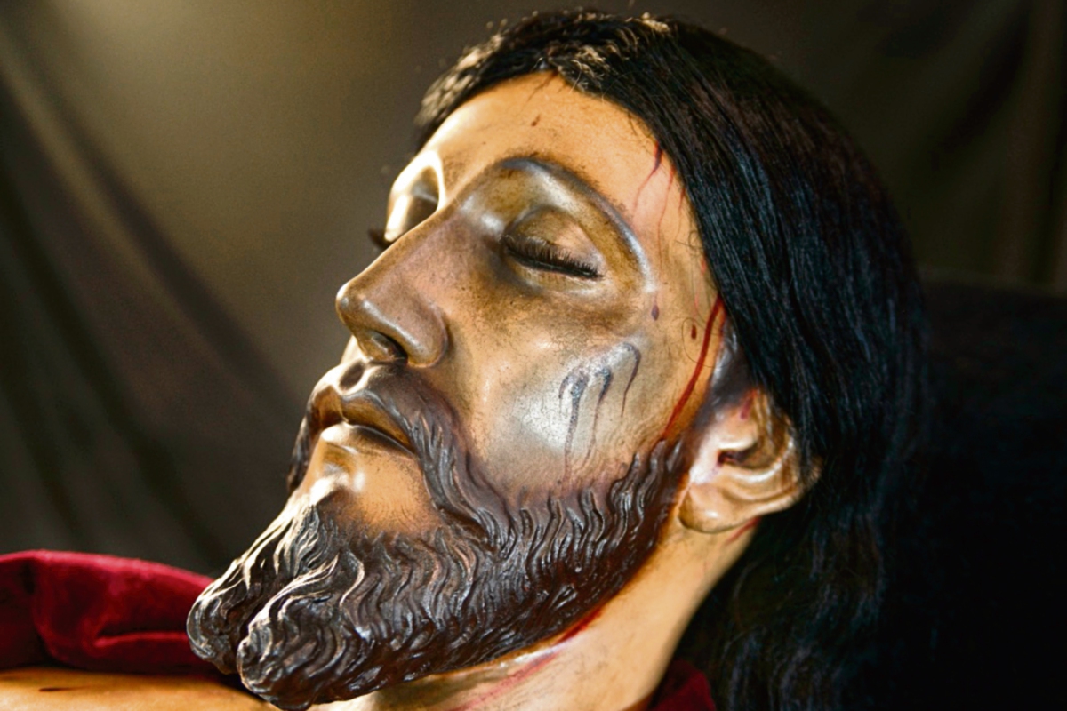 Antes deL 2014, los feligreses podían contemplar al Cristo Yacente con signos del deterioro producido por los años.