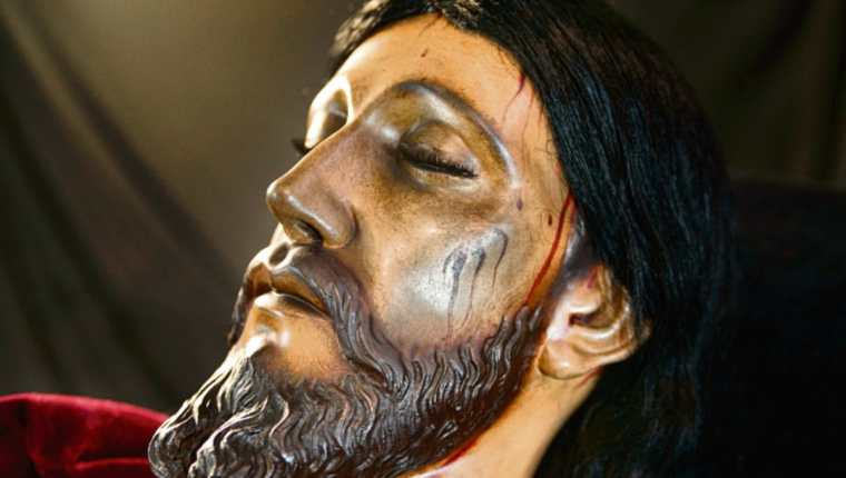 Antes deL 2014, los feligreses podían contemplar al Cristo Yacente con signos del deterioro producido por los años.