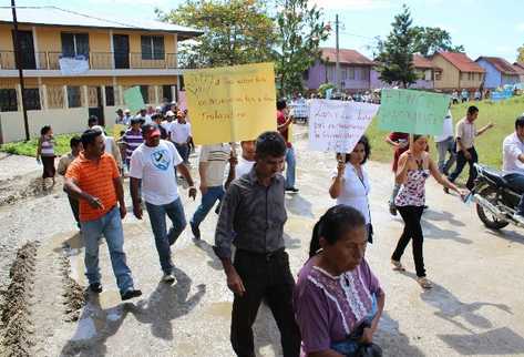 Trabajadores de fincas bananeras, durante una  marcha en la que denunciaron abusos y desabastecimiento   en el IGSS de Morales, Izabal.