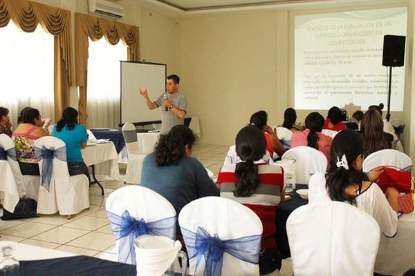 Docentes de varios departamentos del país reciben capacitación en educación especial, en Mazatenango. (Foto Prensa Libre, Omar Méndez)<br _mce_bogus="1"/>