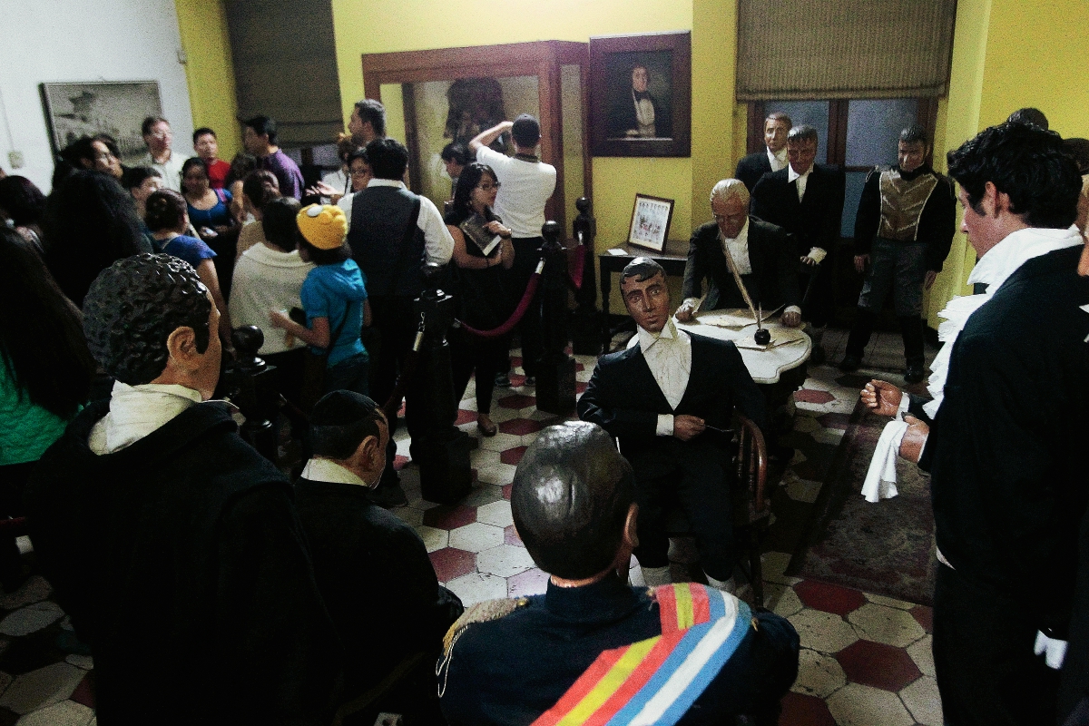 En la Noche de los Museos, en El Museo Nacional de Historia, los visitantes se confundían con los maniquíes que representan a los próceres de la independencia de Guatemala. Foto Prensa Libre: Álvaro Interiano.