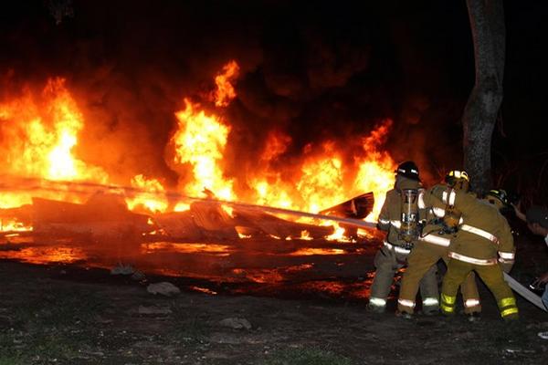 Los rescatistas lucharon por más de media hora contra el fuego. (Foto Prensa Libre: Rolando Miranda)<br _mce_bogus="1"/>