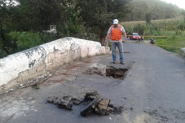 Personal de la Conred inspecciona el agujero en el puente Jocol, entre Quiché y Totonicapán. (Foto Prensa Libre: Oscar Figueroa)