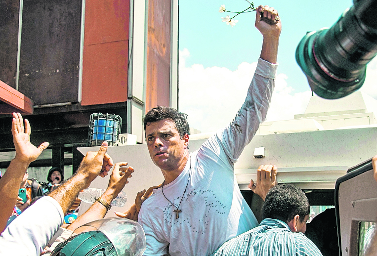 Fotografía del 18 de febrero del 2014 cuando Leopoldo López se entregó a las autoridades en medio de una manifestación. (Foto Prensa Libre: AP)