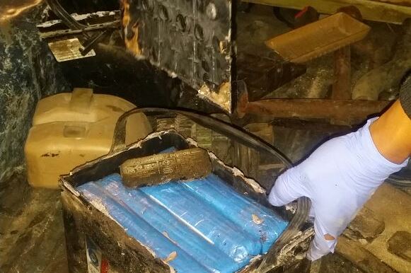 Parte de la droga decomisada en la cabecera de Totonicapán estaba escondida en cajas de baterías para auto.(Foto Prensa Libre: PNC)