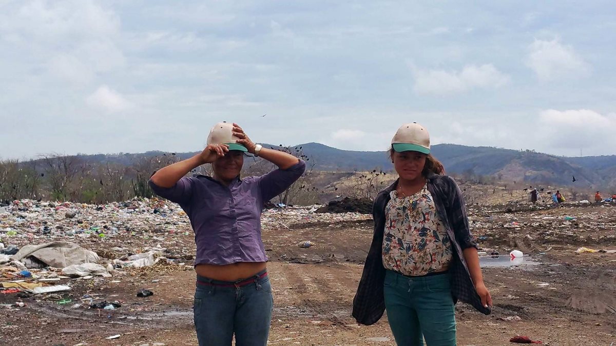 Yaquelin Vanessa Mauricio Barahona (derecha) ayuda a sus padres en la recolección de material reciclable en el basurero municipal de Chiquimula. (Foto Prensa Libre: Mario Morales)