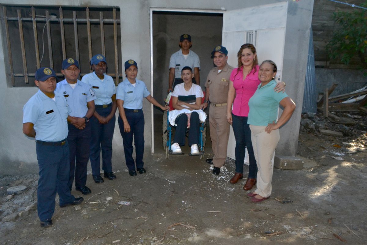 Waldo Edson Salguero León -en silla de ruedas- junto a las personas que hicieron posible la construcción de la vivienda. (Foto Prensa Libre: Dony Stewart).