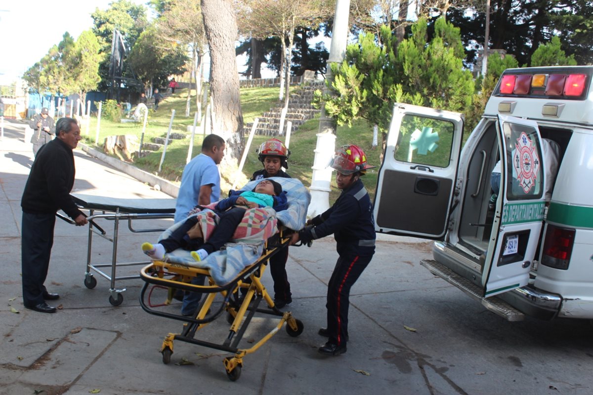 Socorristas ingresan a una de las víctimas del accidente al Hospital Nacional de Sololá. (Foto Prensa Libre: Édgar René Sáenz)
