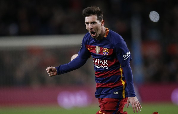 Messi festeja después de anotar uno de sus dos goles ante el Espanyol. (Foto Prensa Libre: AP)