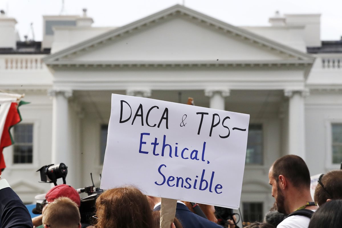 Activistas apoyan el Daca fuera de la Casa Blanca, en Washington. (AP).