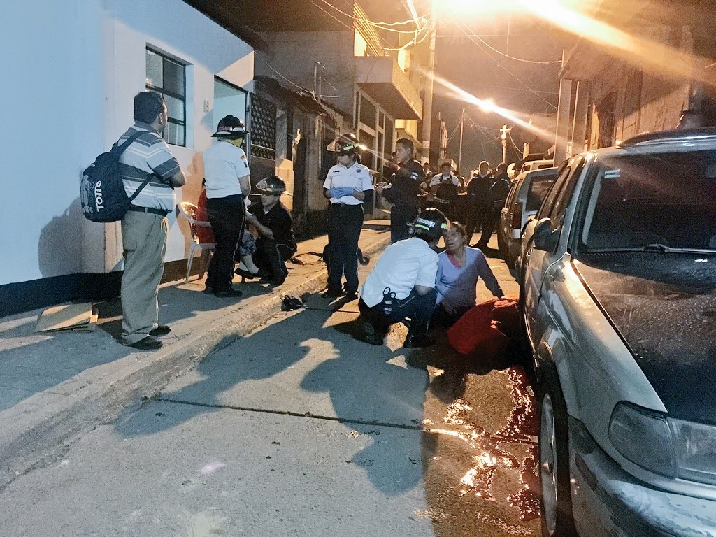Socorristas atienden la emergencia ocurrida en la 29 avenida y 28 calle de la colonia 4 de febrero, zona 7, donde tres personas murieron y tres menores fueron heridos. (Foto Prensa Libre: Cortesía @BVoluntariosGT)