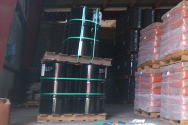 Más de 100 toneles conteniendo supuestos químicos para elaborar droga sintética fueron incautados en Portuaria Santo Tomas de Castilla. (Foto Prensa Libre: MINGOB)<em><strong></strong></em>