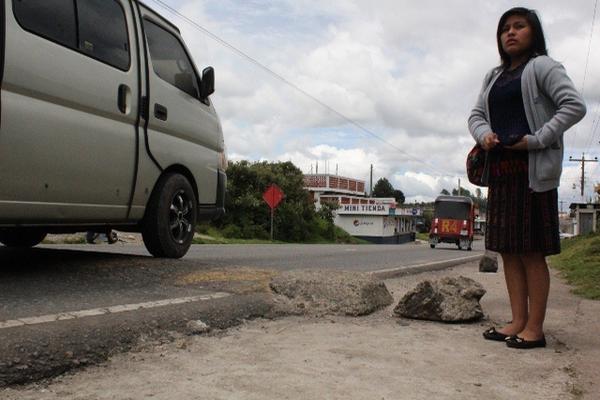 El tramo entre Los Encuentros, Sololá, y  Santa Cruz del Quiché, hay 75 túmulos. (Foto Prensa Libre: Ángel Julajuj)
