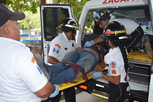 Las dos víctimas fueron llevadas por socorristas al Hospital Regional de Zacapa. (Foto Prensa Libre: Julio Vargas)<br _mce_bogus="1"/>